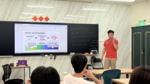高醫志工團隊頒發感謝狀予上明眼科團隊 