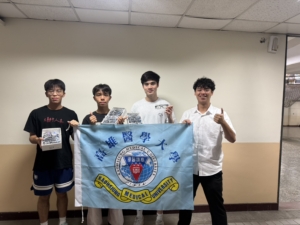 高醫志工學生攜帶上明眼科捐贈之 100 副老花眼鏡準備出發