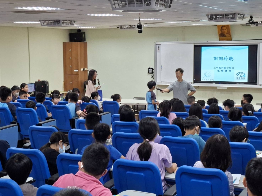 八卦國小172位四年級學生專心聆聽眼科構造解說 